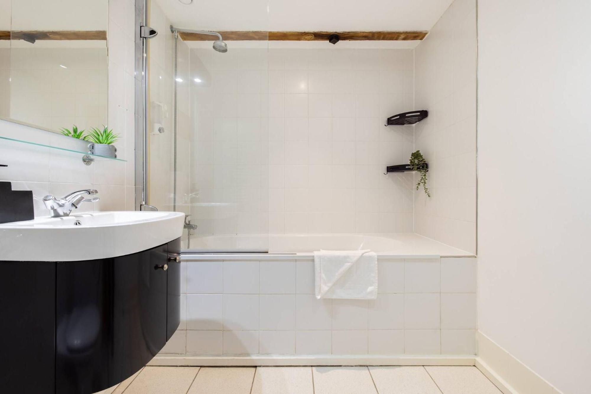 Wild Roses Serviced Apartments - Excel Warehouse 2 Londra Esterno foto
